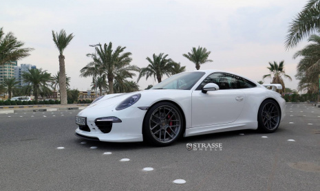 Белый Porsche 911 Carrera S от TechART на дисках Strasse